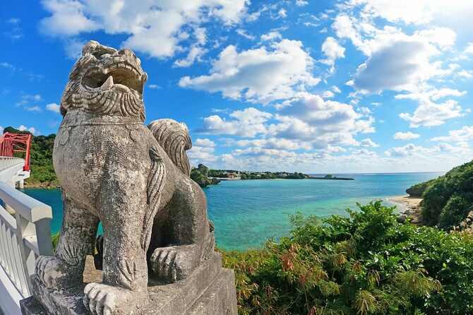 沖縄の海とシーサー