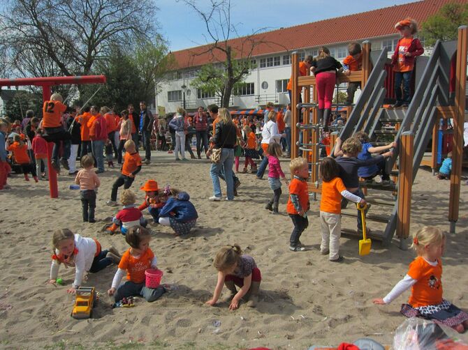 オレンジ色の服を着る子どもたち。2013年4月30日撮影