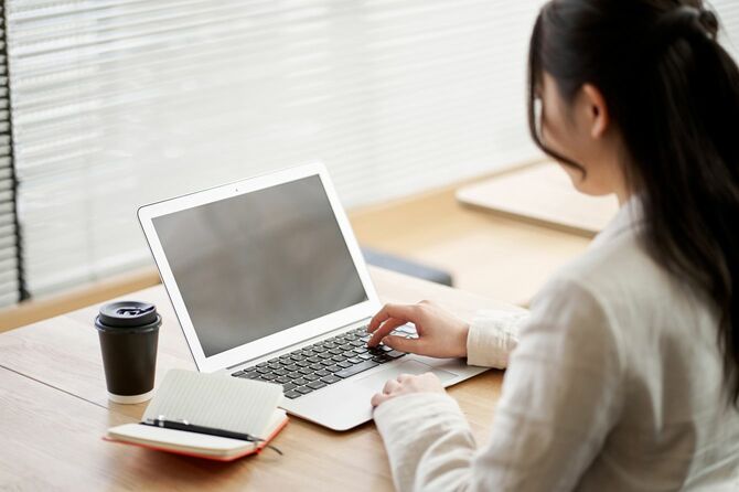 コワーキングスペースで働くアジア人女性