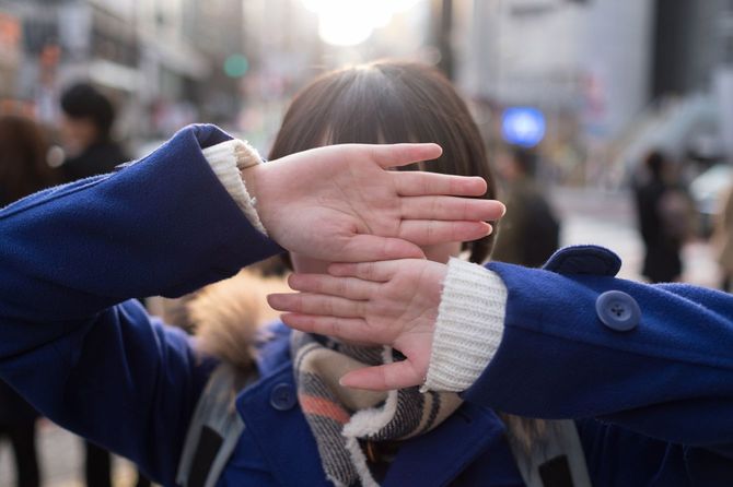 群衆の中に匿名の女性