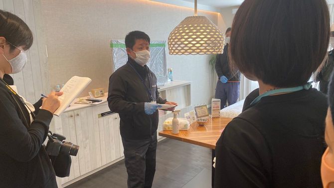 「友心まごころサービス」の岩橋社長からレクチャーを受けるホテルスタッフ