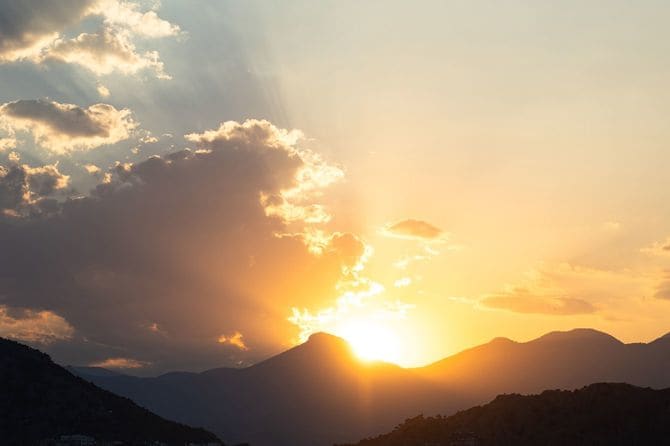 日没時のオレンジ色の空