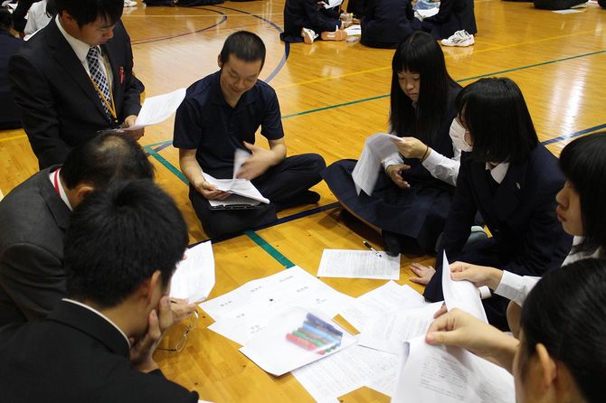 島根県立隠岐島前高等学校のフィールドワークに参加する岩本氏