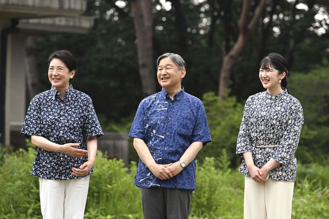 那須御用邸内を散策し、記者の質問に答えられる天皇、皇后両陛下と愛子さま=2026年7月15日午後、栃木県那須町(代表撮影)