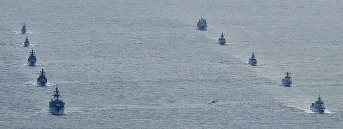 並んで航行する中国（右側）とロシアの海軍艦艇＝2021年10月23日午前、長崎県男女群島の南南東海域
