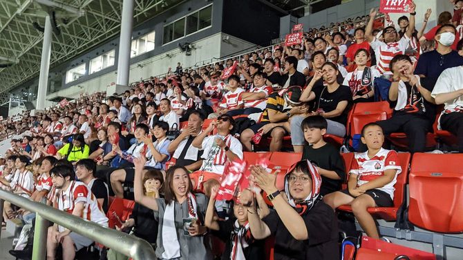 ラグビーワールドカップフランス2023日本代表対チリ代表パブリックビューイングが行われた東大阪市花園ラグビー場メインスタジアムの応援団