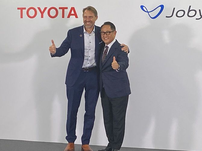 空飛ぶクルマ「eVTOL」の試験飛行に立ち会ったトヨタ自動車の豊田章男会長（右）とジョビー・アビエーションの創業者、ジョーベン・ビバートCEO＝11月2日、東富士研究所（静岡県裾野市）