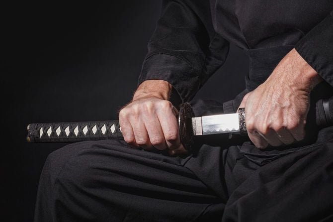 日本刀を抜こうとしている手元