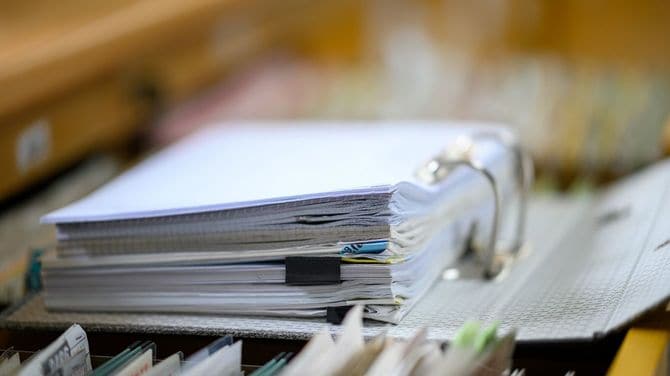 バインダーに整理された資料