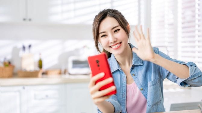 スマホでビデオチャットをしている女性