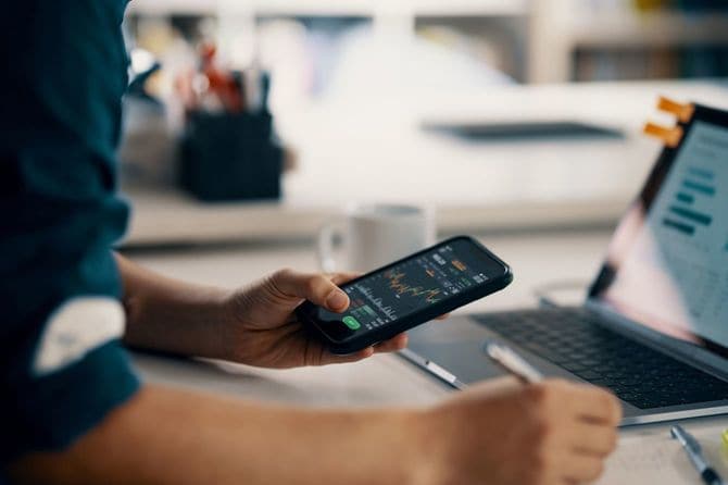 スマートフォンで財務情報をチェックする人