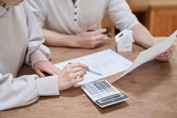 不動産の購入を考えているカップル
