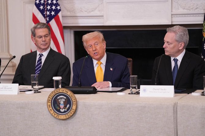 2025年3月7日、ホワイトハウスで開催された暗号資産サミットで発言するトランプ大統領。左はスコット・ベッセント財務長官、右はAI・暗号資産責任者デービッド・サックス氏