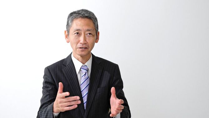 中年ビジネスマンが説明する