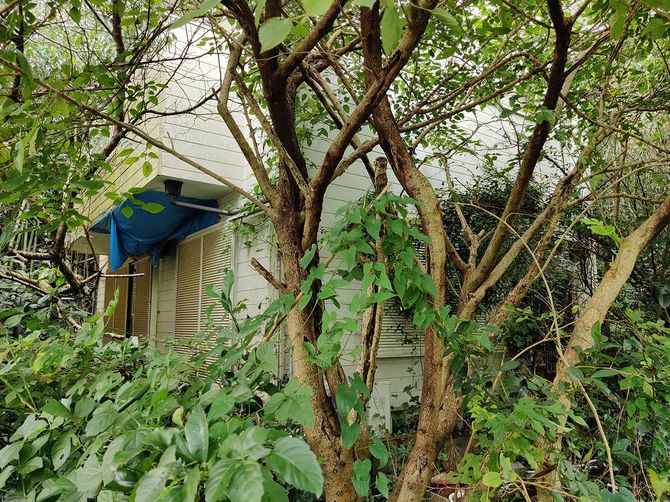 バルコニーが崩落したまま、修繕されることもなく放置されている。画像6の空き家の隣家である。(千葉県山武市横田)