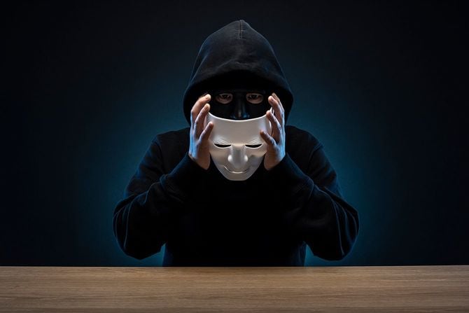 パーカーの仮面男