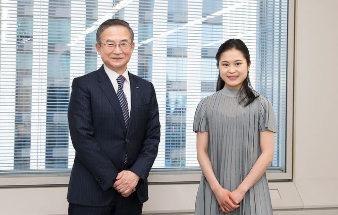 イーオン社長の三宅義和氏（左）とフィギュアスケート選手の宮原知子氏（右）。