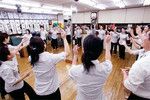 女子のパワー全開! 全体朝礼では耳が痛くなるほどの大音声が響く。日本一元気な朝礼だろう。