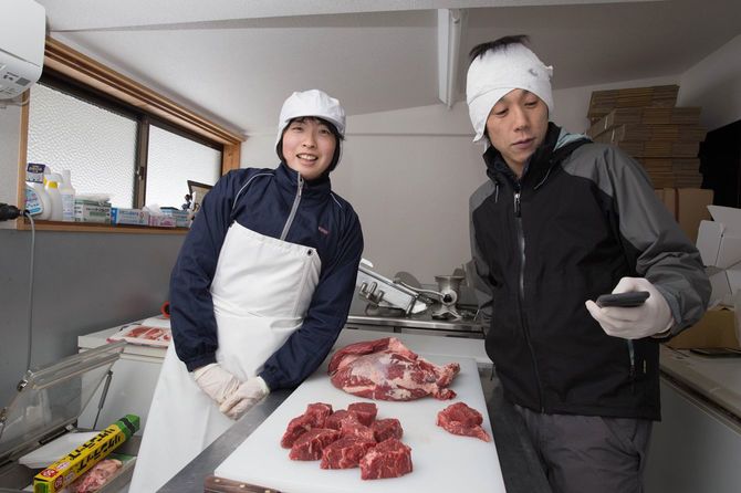 肉の処理をする田中さん夫妻