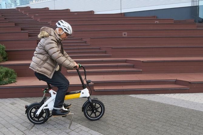 【画像3】電動サイクルに乗る筆者