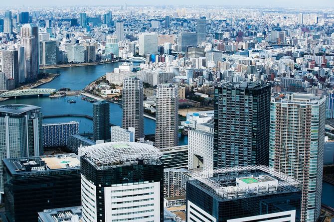 高層ビルと川がある都市の風景