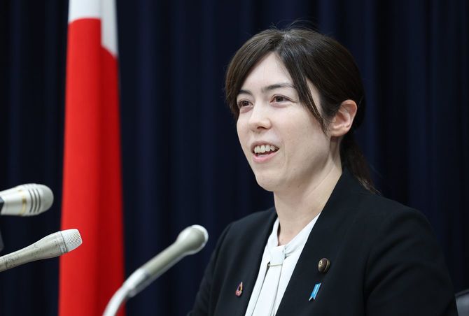 グループインタビューで記者の質問に答える小野田紀美経済安全保障担当相=2025年11月17日、東京都千代田区