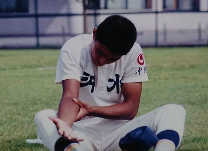 右ひじを気にする高校時代の大野。