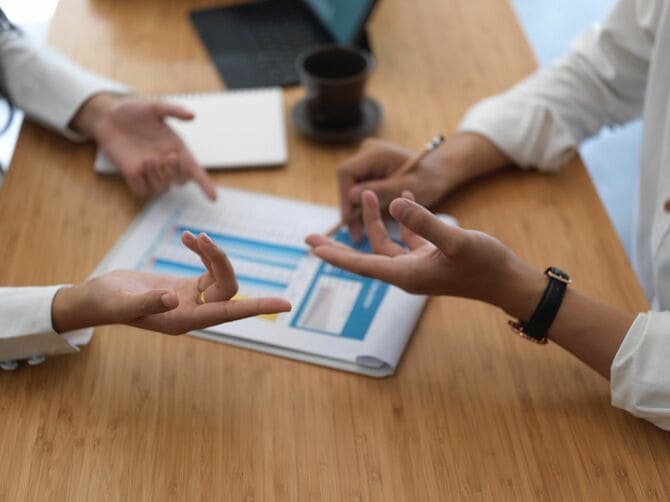 プロジェクトについて話し合うビジネスマン