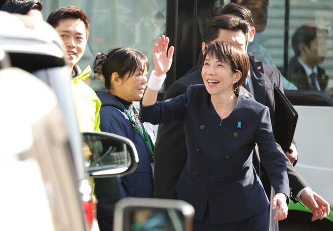 第51回衆院選が公示され、聴衆に手を振る高市早苗首相（自民党総裁）＝2026年1月27日午前、東京都千代田区