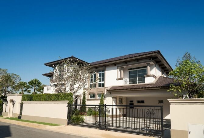 新しく建てられた高級住宅の外観