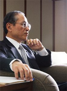 <strong>内田恒二</strong>●うちだ・つねじ<br>1941年、大分県生まれ。65年京都大学工学部精密工学科卒業、同年キヤノンカメラ(現・キヤノン)入社。97年取締役、99年カメラ事業本部長、2001年常務、03年専務、06年副社長を経て、同年5月より現職。入社後、一貫してカメラ開発部門に籍を置き、数多くの名機の開発に携わった。