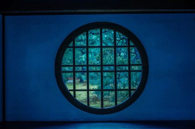 両足院の丸窓から見える景色