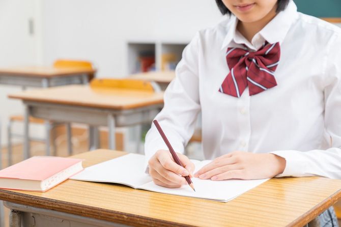 教室で勉強している女子高生
