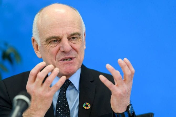 10月12日、WHOのCOVID-19特使であるデビッド・ナバロ博士は、英スペクテイター誌のインタビューに対し、「WHOは都市封鎖を主要な管理方法として使用することを提唱していない」と答えた。