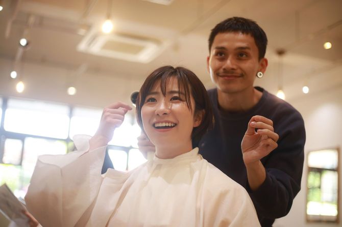 美容師に仕上がりのチェックを促された女性客