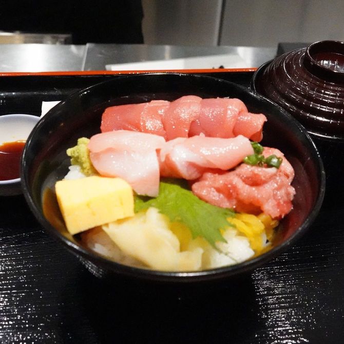 江戸辻屋の「本マグロのトロ三昧」。価格は6600円