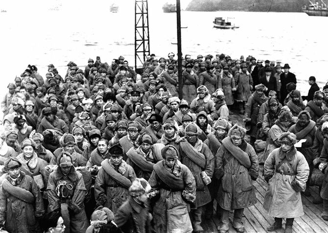 1946年、第二次世界大戦後に抑留されていたシベリアから帰還した日本兵が、京都府舞鶴で船から下船を待っている場面