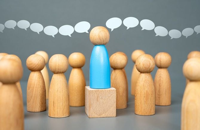 スピーカーによる人々のグループへの長いスピーチ