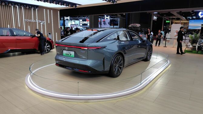新型トヨタEVのbZ7。上海モーターショーにて。