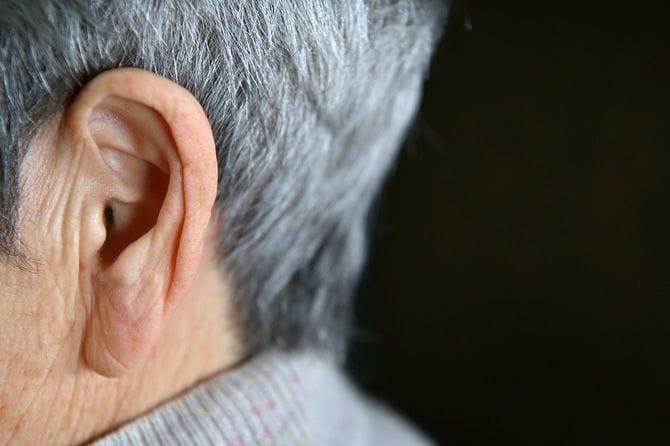 高齢者の耳