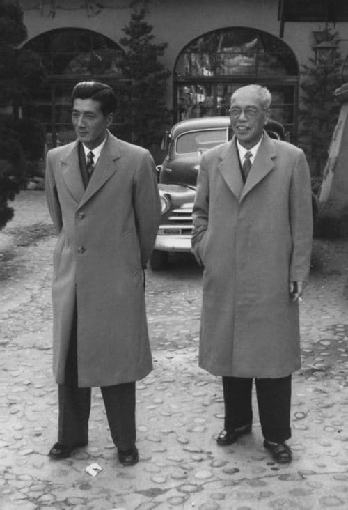 幸一（左）と木原光治郎（出典＝『<a href="https://www.amazon.co.jp/exec/obidos/ASIN/4833425025/presidentjp-22" target="_blank">ブラジャーで天下をとった男 ワコール創業者 塚本幸一</a>』）