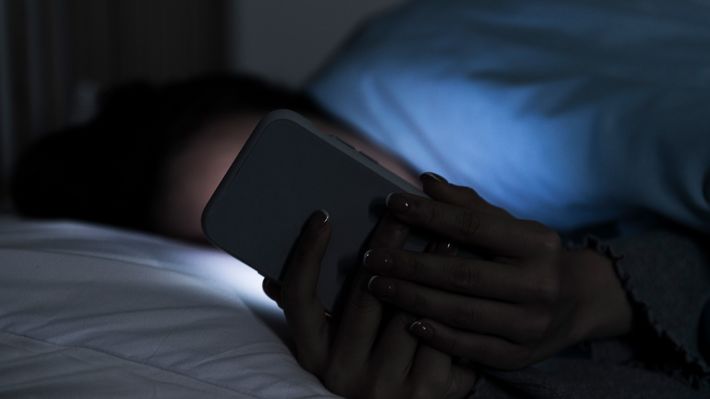 「枕元にスマホ」は絶対NG、高級寝具は必要ない…最新研究が明らかにした「寝ても疲れが取れない」本当の理由