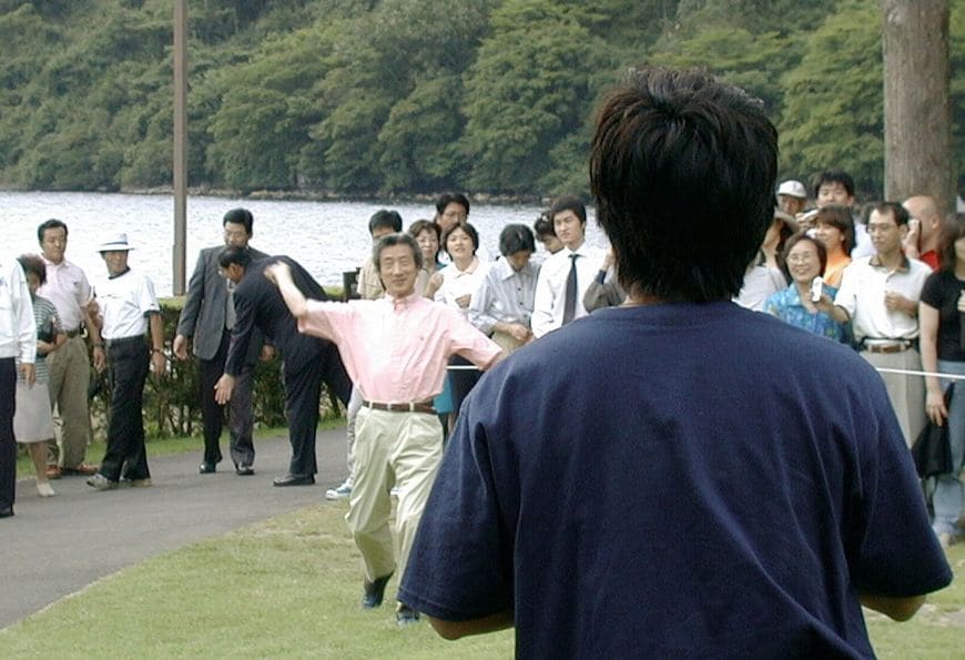 静養先の箱根で次男の進次郎さん（現農水相）とキャッチボールする小泉純一郎首相（当時、2001年8月）