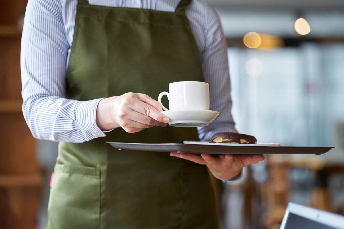 カフェで働く女性