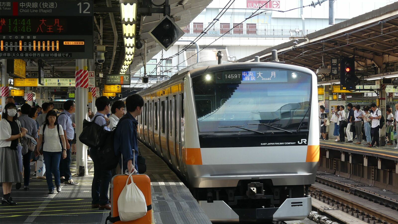 なぜ毎朝満員の中央線に｢グリーン車｣を入れるのか…｢座席の有料化｣を着々と進めるJR東日本の切実な事情 ｢本数減で付加価値アップ｣は業界のトレンド