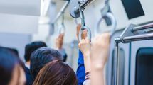 電車のつり革を掴めない…痛みの名医が｢最近よく診る｣と警告する｢"二十肩"になった20代女性｣の共通点