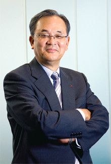 <strong>三菱電機 執行役社長 取締役 下村節宏</strong>●1945年、鳥取県生まれ。鳥取県立米子東高校卒。69年京都大学工学部電子工学科卒業後、同社入社。2001年取締役、03年常務取締役、04年執行役副社長を経て06年より現職。30年以上、自動車機器事業を担当してきた。好きな句がある。長崎平和祈念像を彫刻した北村西望氏の「たゆまざる 歩みおそろし かたつむり」