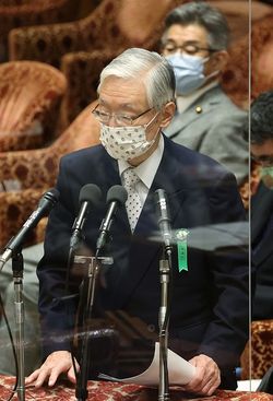 国会/答弁する前田NHK会長