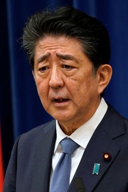 2020年8月28日、首相官邸で行われた安倍内閣総理大臣記者会見(写真=代表撮影/ロイター/アフロ)