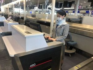 チェックインの業務を行う城戸さん。(写真提供=ANA)